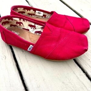 TOMS RED SHOE SIZE 7 1/2❤️